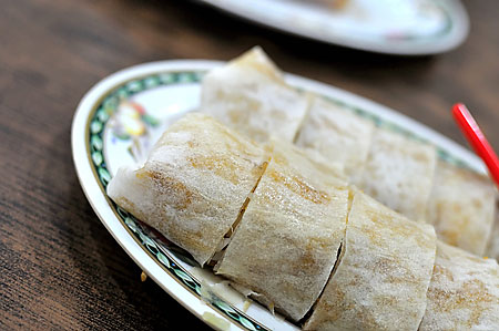 Local food hawker singaporean favourite dining family dinner lunch snack Popiah