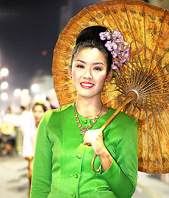 capture night vibrancy photography camera compact phone dark flash artificial tips how to quality darkness reduce zoom in out fill control settings blur light streaks nightlife