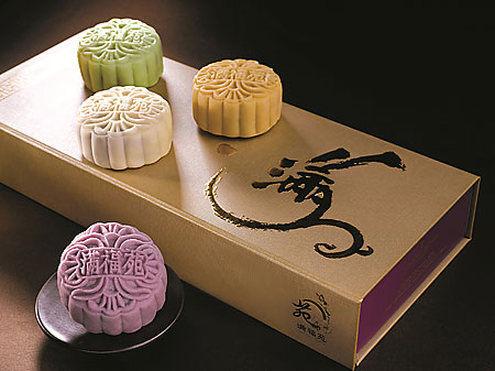 Man Fu Yuan's Snowskin Mooncake Combination includes the new Pulut Hitam Mooncake