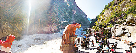 Tiger Leaping Gorge is about twice the depth of the Grand Canyon but the riverbank is conveniently accessible