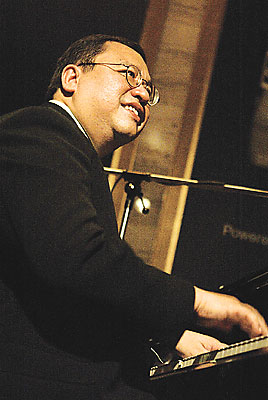 #62_behappier_JM-@-Sheraton-Grande-(cred.-Russel-Wong)